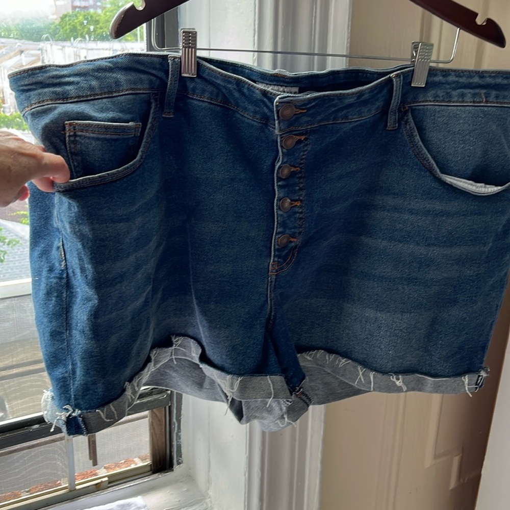 Women mid-rise midi jean shorts
(26W)